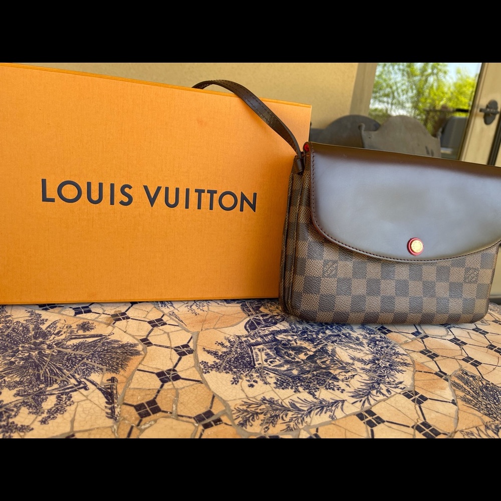 LOUIS VUITTON CROSS BODY BAG